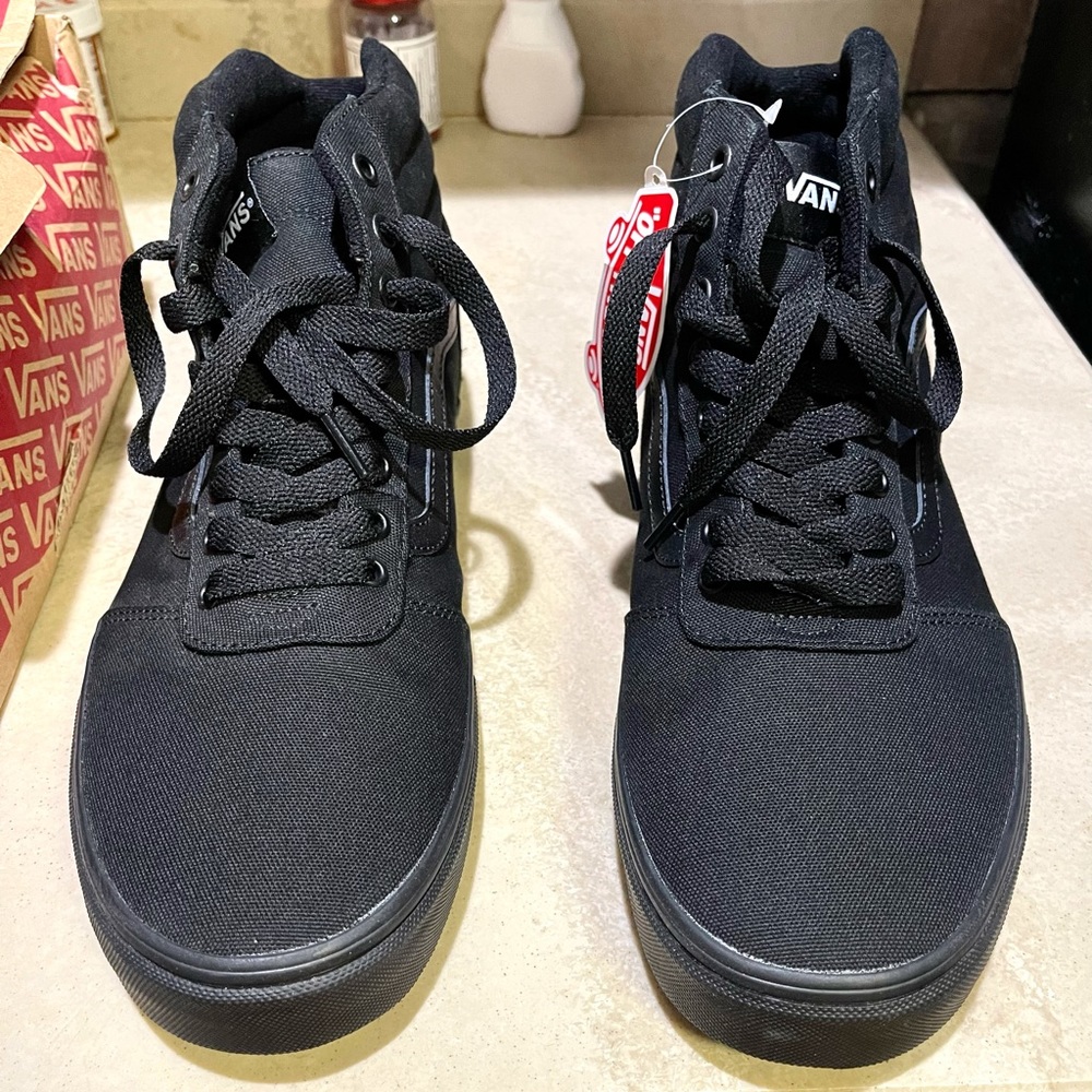 NWT men’s black high top Vans